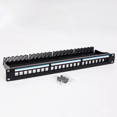 Enchufes trapezoidales negros del espacio en blanco RJ45 del puerto CAT6 del panel de remiendo de UTP 1U 24