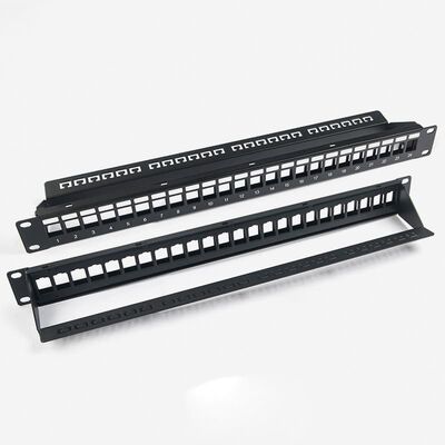 El panel de remiendo portuario RJ45 24 sin blindaje en blanco 1U del panel de remiendo de la red